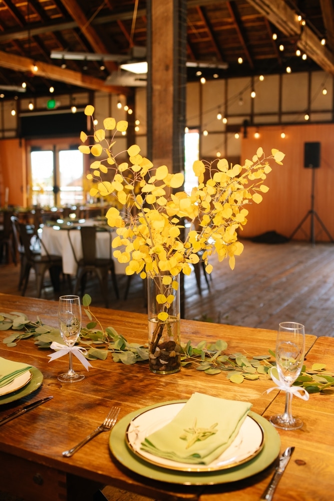 Fall,Wedding,Decor.,Aspen,Leaves,And,Brunches,As,The,Wedding